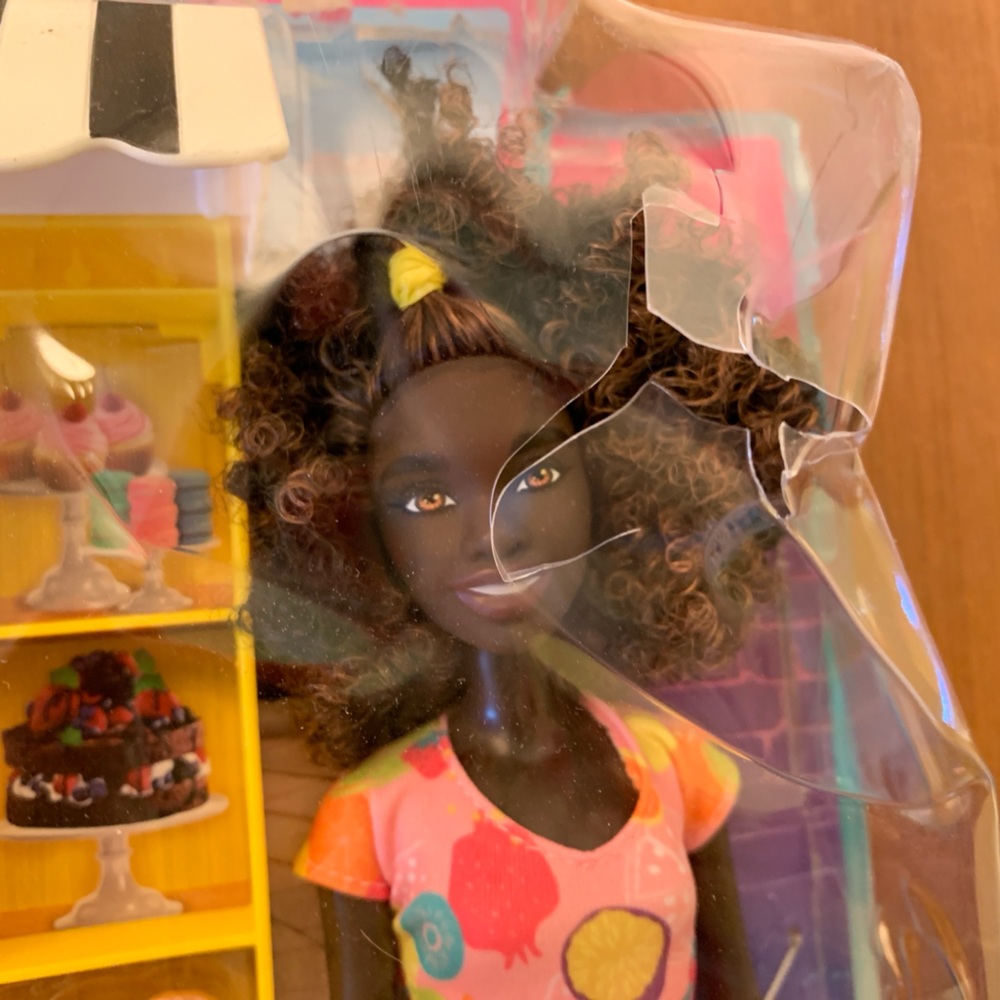 BADBOX Great Doll! Barbie Life in the City Cafe Robyn Set Market Stand NRFB NIB - Picture 5 of 9